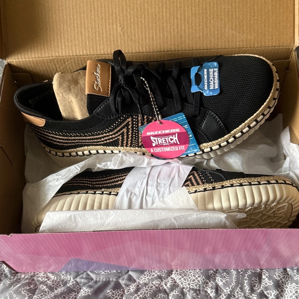 Skechers Wilshire Blvd Bellevue Women’s Black and Tan Sneakers Vegan Shoes - Picture 4 of 10
